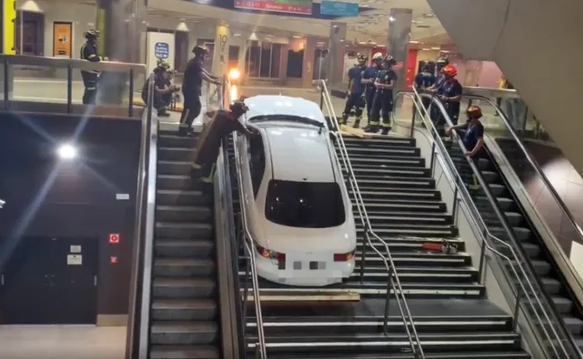 Hombre roba un auto y termina atascado en las escaleras de un centro ...